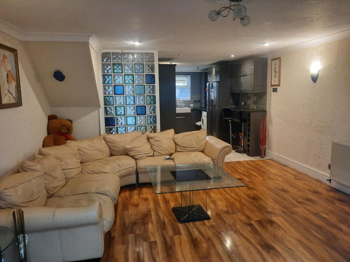 Home Away In A Close Thamesmead  Ngoại thất bức ảnh