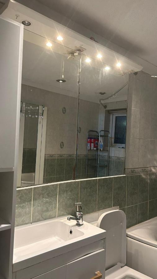 Home Away In A Close Thamesmead  Ngoại thất bức ảnh